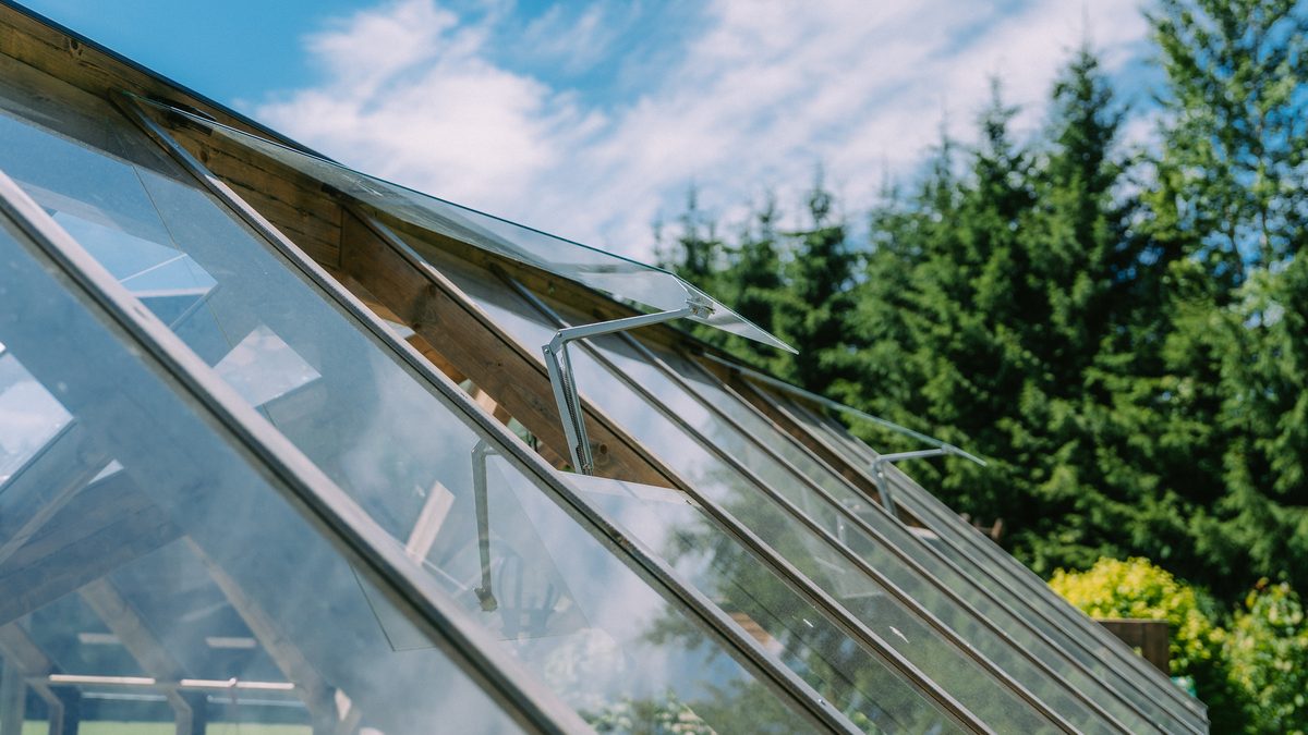 Roof windows that open themselves when it gets warm