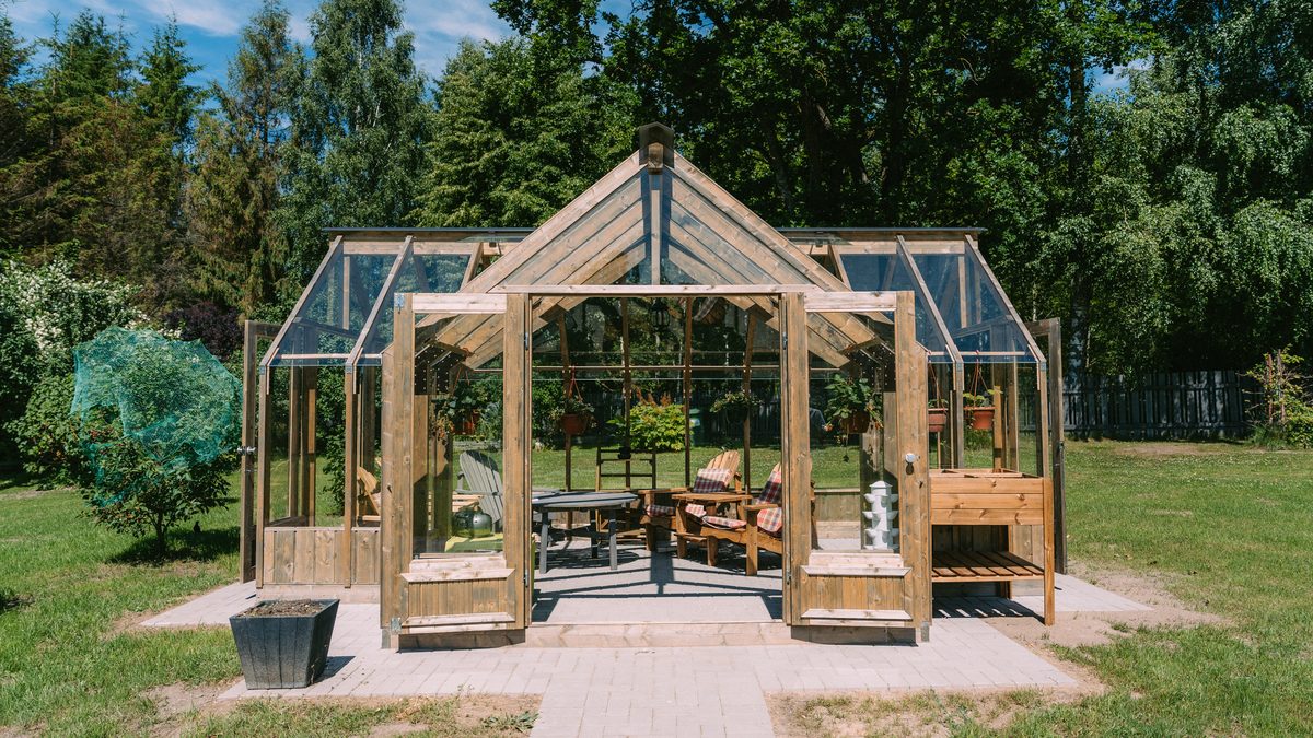 THE GREENHOUSE YOU PUT IN THE BEST CORNER OF YOUR YARD